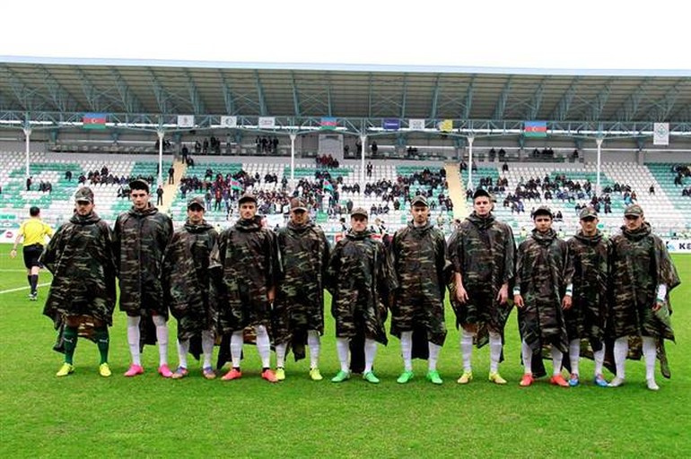 Azeri futbol takımından askeri kıyafetli saygı duruşu