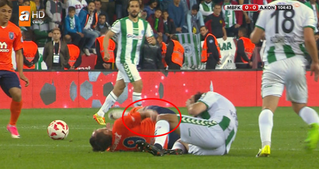 Başakşehirli futbolcunun kolu kırıldı