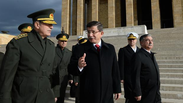 Başbakan Ahmet Davutoğlu ve YAŞ üyeleri bugün Anıtkabir'i ziyaret etti