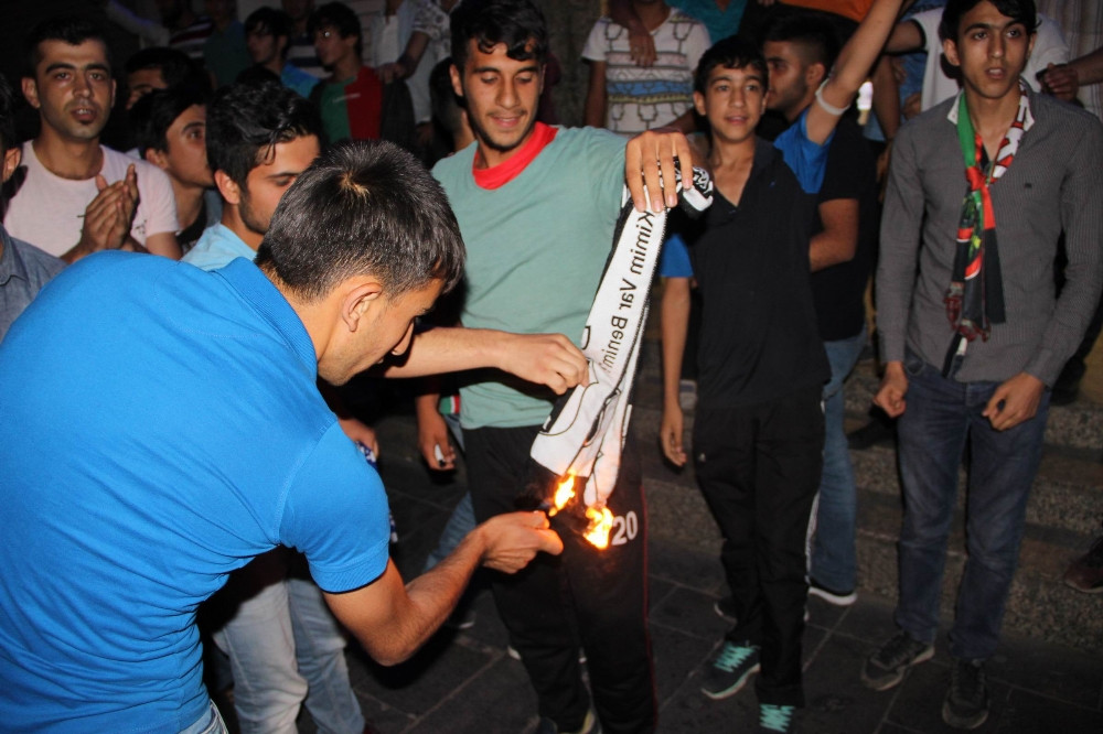 Diyarbekirspor taraftarı Beşiktaş bayrağı yaktı