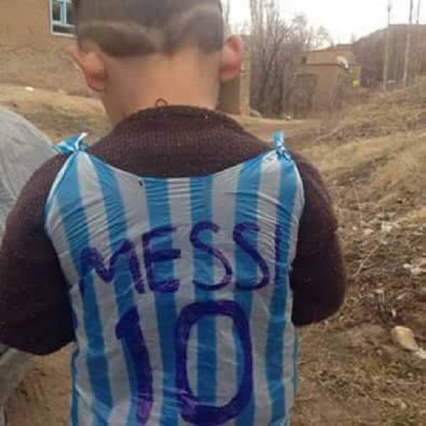 Iraklı çocuk poşetten Messi forması yaptı