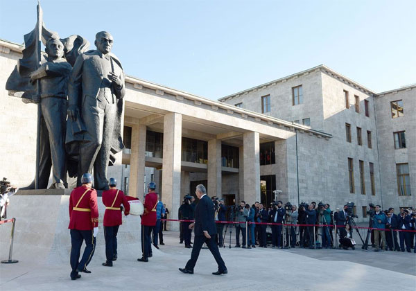 CHP Antalya Milletvekili Deniz Baykal, TBMM Başkanı sıfatıyla Meclis'teki Atatürk Anıtı'na çelenk bıraktı.