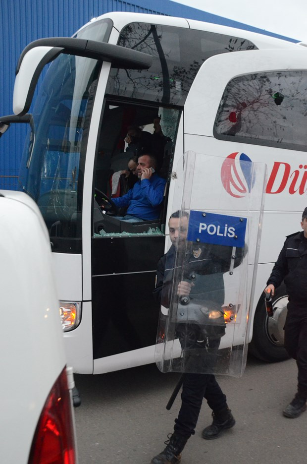 Futbolcuları taşıyan otobüse taşlı saldırı