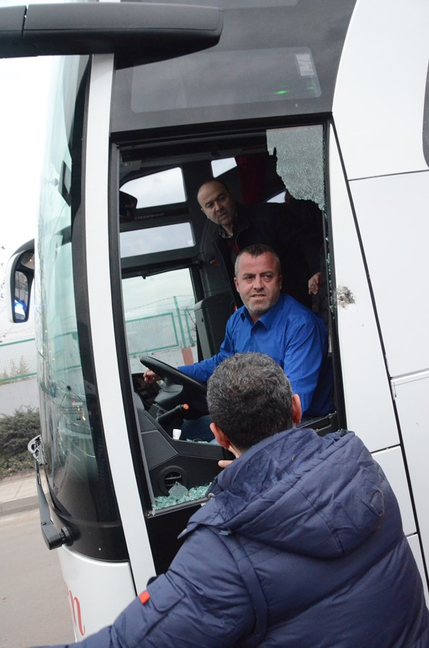 Futbolcuları taşıyan otobüse taşlı saldırı