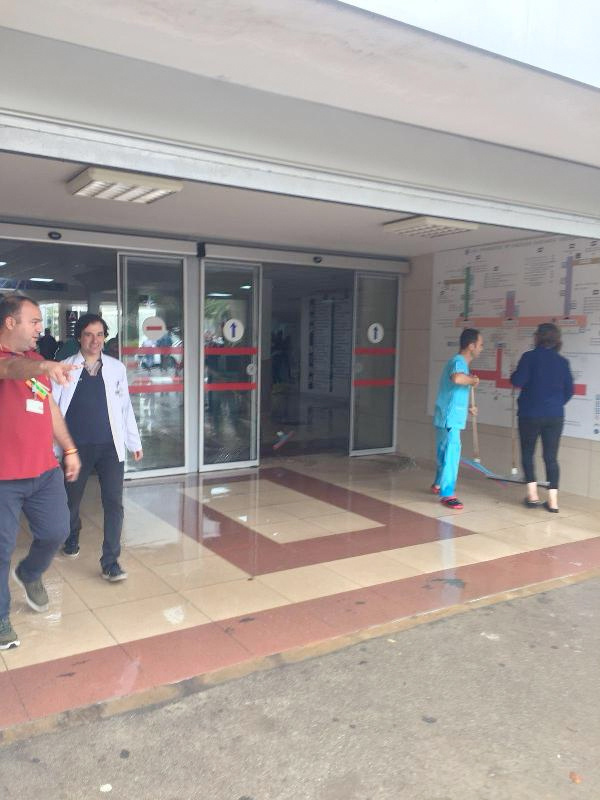 Izmir Deki Saganakta Hastaneyi Su Basti Internet Haber