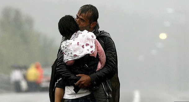 Binlerce göçmen, Yunanistan ve Makedonya arasındaki Idomeni sınır kapısında bekletiliyor. Sayıları her geçen gün artıyor.