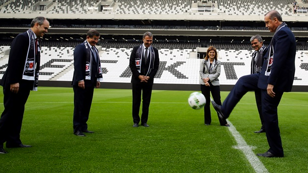 Recep Tayyip Erdoğan, Ahmet Davutoğlu, Abdullah Gül Vodafone Arena açılışında paslaşırken görüntülenmişti