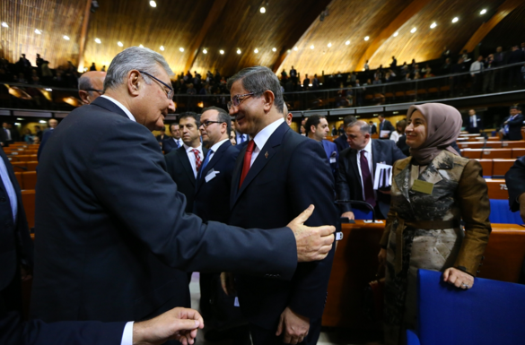 Deniz Baykal, Ahmet Davutoğlu Avrupa Konseyi Parlementerler Meclisi'nde yaptığı konuşma sonrası tebrik eden ilk isim oldu