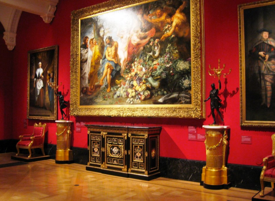 Kraliyet Koleksiyonu'nda dünyaca ünlü tablolar, mücevherler ve birçok sanat eseri bulunuyor.