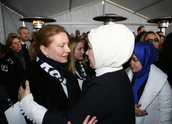 Emine Erdoğan, Mustafa Koç'un eşi Caroline Koç'a taziyelerini sundu