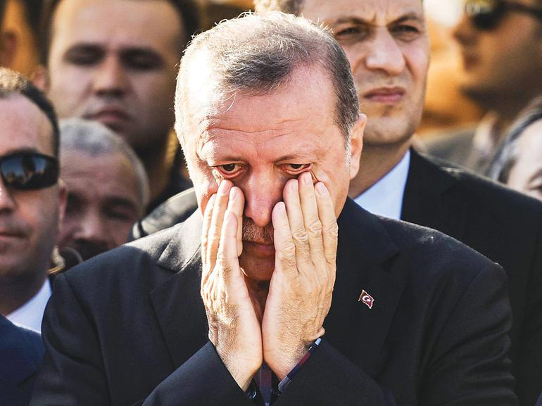 Cumhurbaşkanı Recep Tayyip Erdoğan, en yakın dostlarından Olçok’un cenazesinde, gözyaşlarını tutamadı.