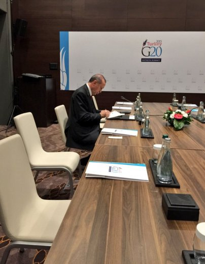 Cumhurbaşkanı Recep Tayyip Erdoğan, G20 Zirvesi'nde gece yarısı tek başına çalışırken görüntülendi