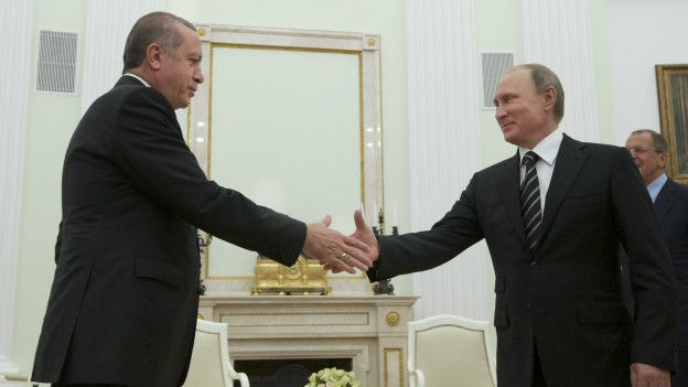 Rus jetinin düşürülmesi olayına kadar Erdoğan ve Putin Suriye politikası konusunda fikir ayrılıkları yaşasa da, ekonomik alanda işbirliğini destekliyordu.