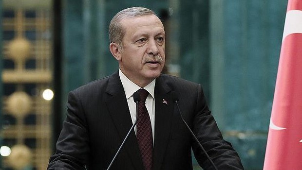 Cumhurbaşkanı Recep Tayyip Erdoğan, İlim Yayma Cemiyeti'nin etkinliğinde sunucuyu uyardı