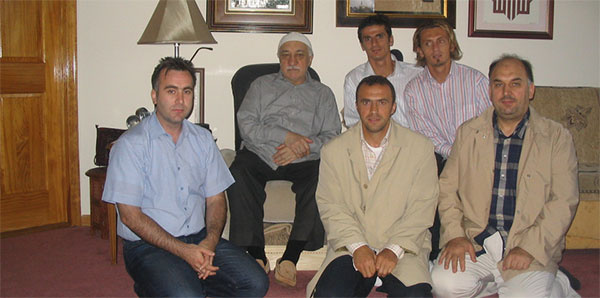 Eski futbolcular FETÖ elebaşı Gülen ile aynı karede