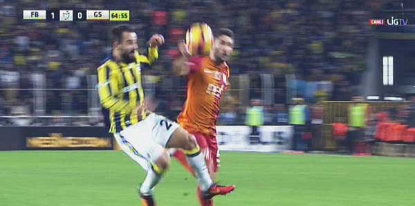 Fenerbahçe Galatasaray derbisinde penaltı itirazı