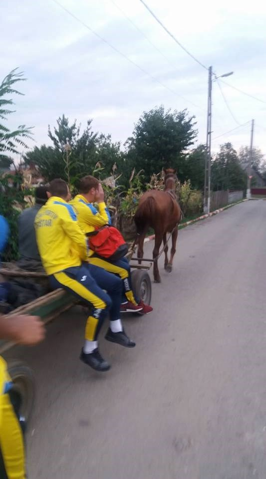 Futbolcular statdan at arabasıyla ayrıldılar