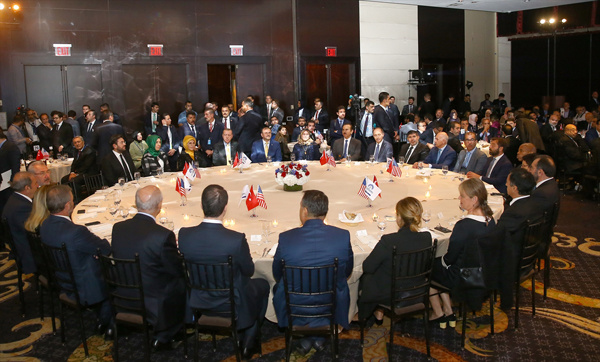 Cumhurbaşkanı Recep Tayyip Erdoğan ve eşi Emine Erdoğan, Mandarin Otel'de gerçekleşen "TÜRKEN Vakfı Geleneksel Gala Yemeği"ne katıldı. 