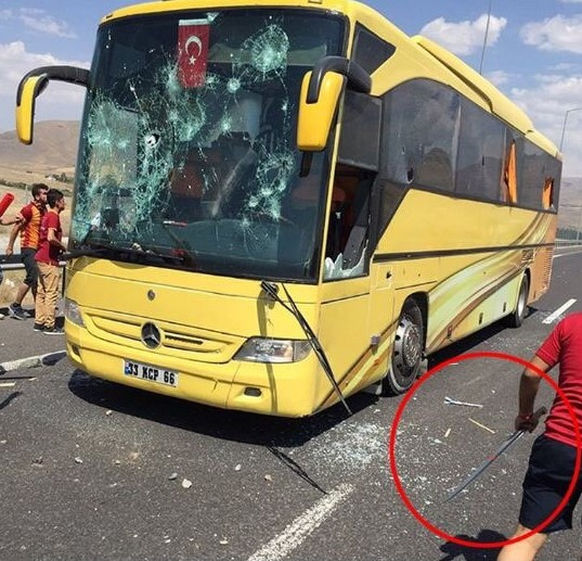 Galatasaray taraftarı Beşiktaş otobüsünü taşladı