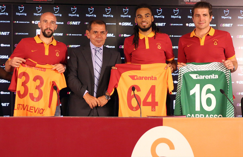 Galatasaray, yeni transferleri Iasmin Latovlevici (solda), Jason Denayer (sağ2) ve Cedric Carrasso (sağ1) 
