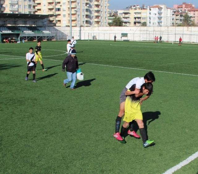 Rakibini sırtında taşıyarak herkese örnek oldu!