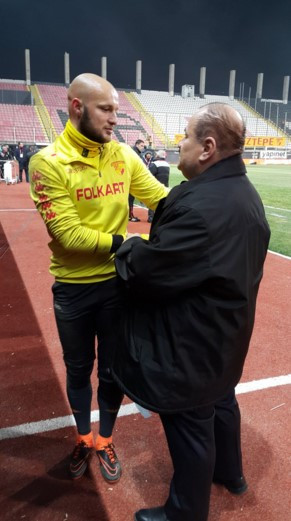 Anne acısıyla sahaya çıktı!