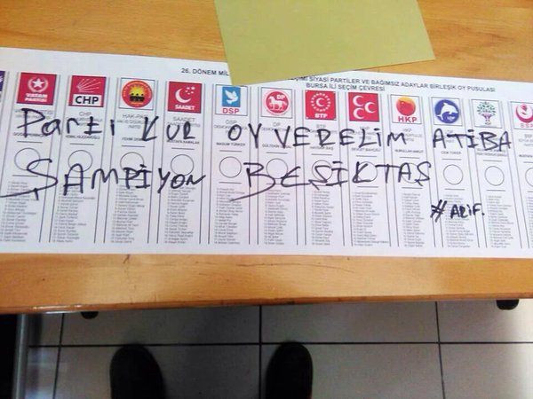 Taraftarlar oy pusulalarını bu hale getirdi!