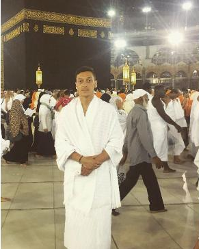 Mesut Özil'in Mekke fotoğrafındaki detay olay oldu