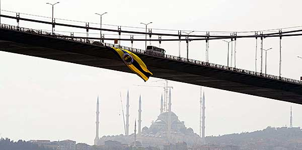 Köprülere Fenerbahçe bayrağı asıldı