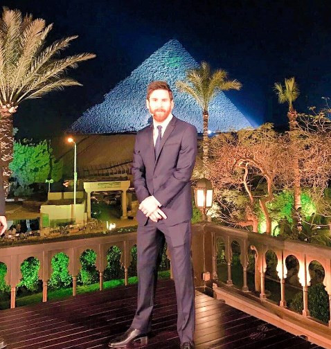 mESSİ,Zahi Hawass, Barcelona