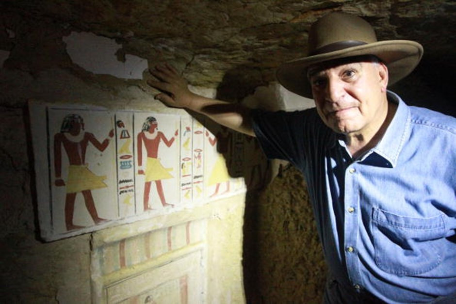 mESSİ,Zahi Hawass, Barcelona