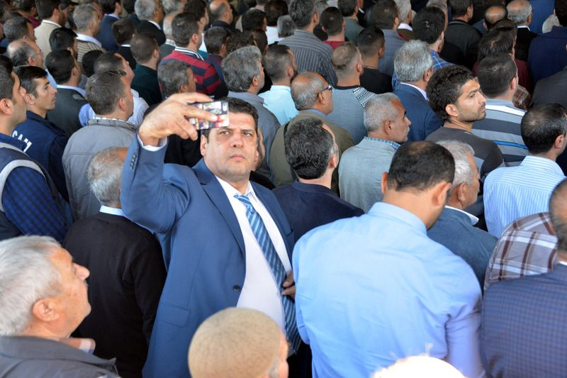 MHP'li Ali Uğur Akbaş, Adana'daki şehit cenazesinde selfie çekerken görüntülendi