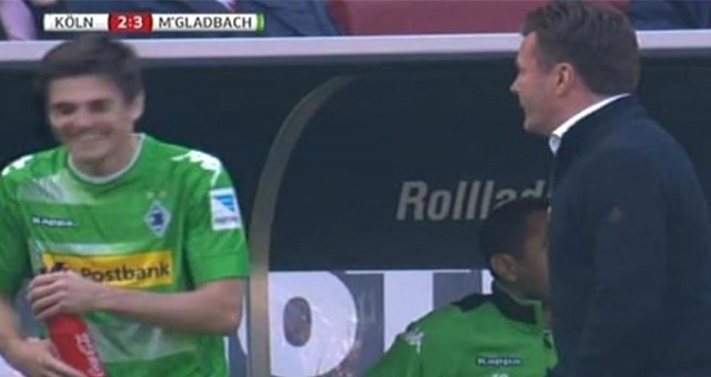 Oyundan çıkardığı futbolcuya taktik verince...