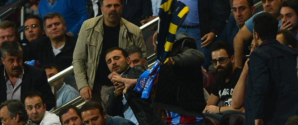 Ancak Nani'nin formasını alan taraftar, tribünde saldırıya uğradı.