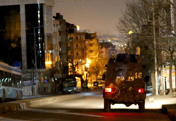 İstanbul Gaziosmanpaşa terör operasyonu 2 terörist öldürüldü 4 yaralı polis