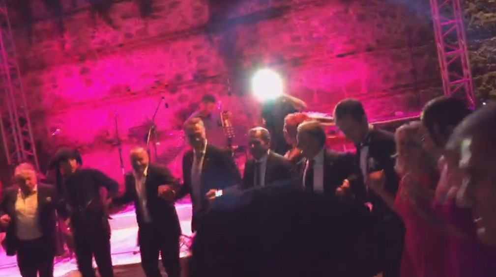 Fikret Orman ve Dursun Özbek birlikte horon tepti