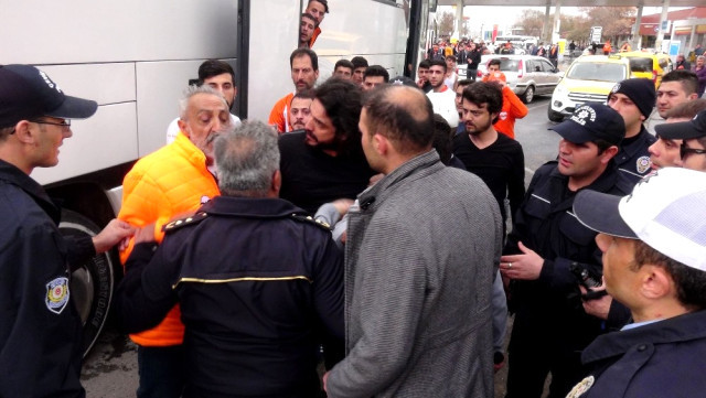 Polis önce biber gazı sıktı sonra yüzlerini yıkadı