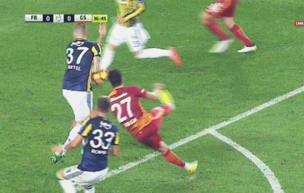 Fenerbahçe Galatasaray derbisinde penaltı itirazı