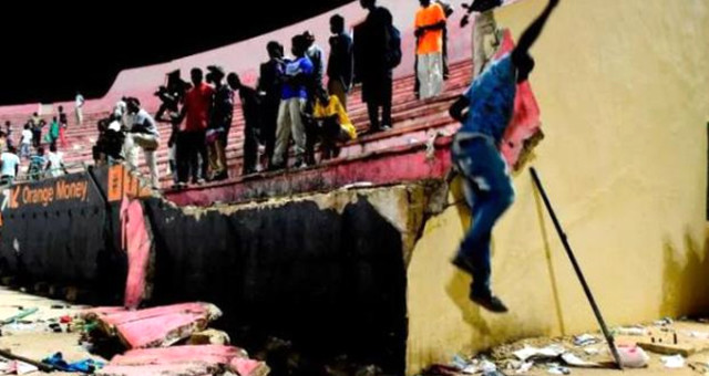 Stadyumun duvarı çöktü