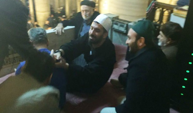 Arda Turan uçaktan indi camiye koştu