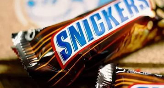 Snickers çikolatada plastik skandali Türkiye'ye sıçradı