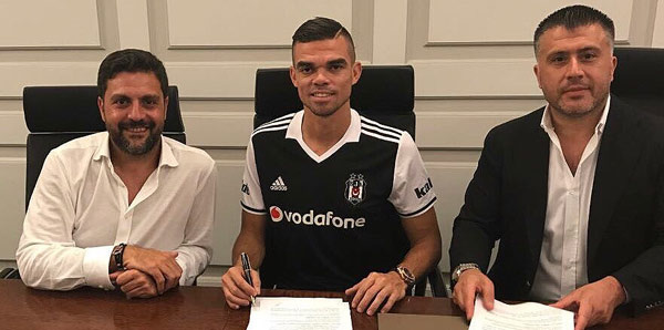  Pepe resmen Beşiktaş'ta! Formayı giydi!