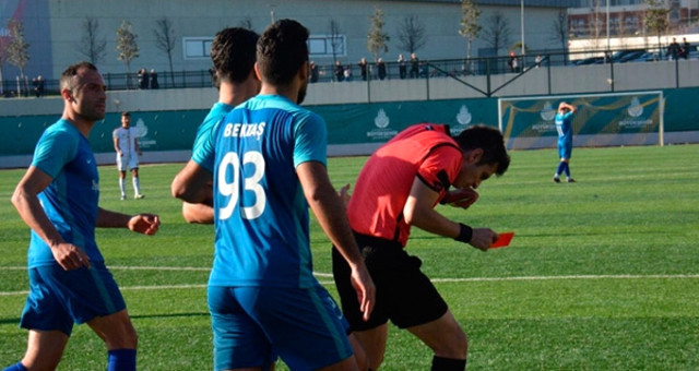 Süper Amatör Lig'de futbolcu hakeme yumruk attı