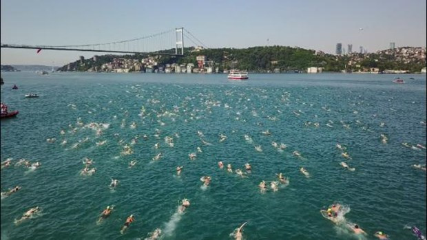 49 ülkenin sporcusu aynı anda yüzerek kıta değiştirdi
