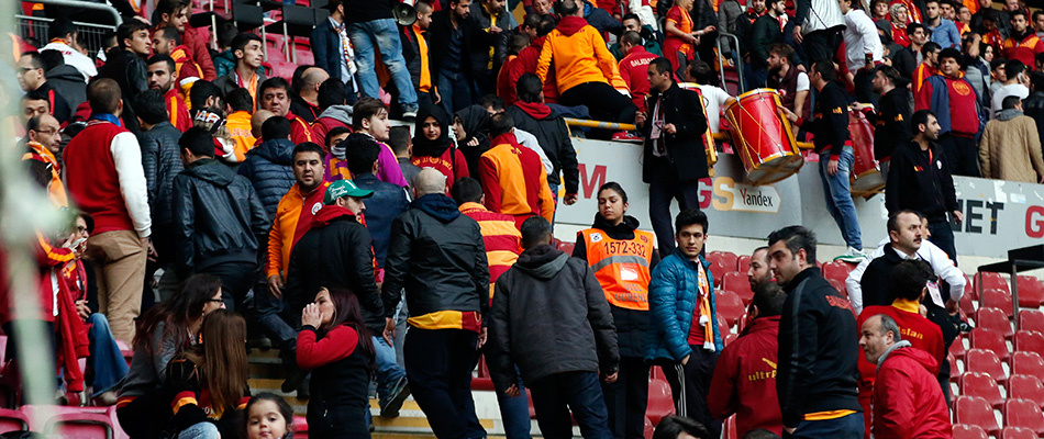 Galatasaray taraftarından görülmemiş protesto