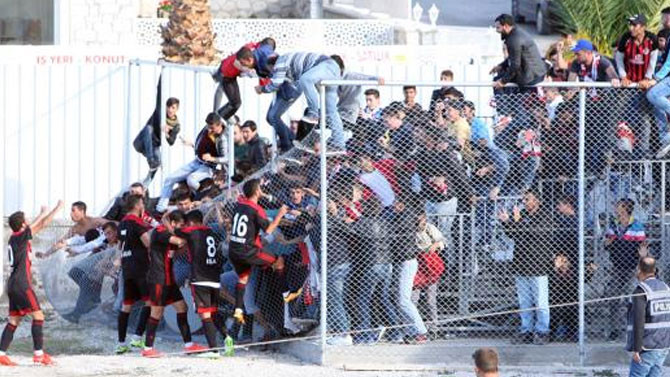 Maç sırasında facianın eşiğinden dönüldü!