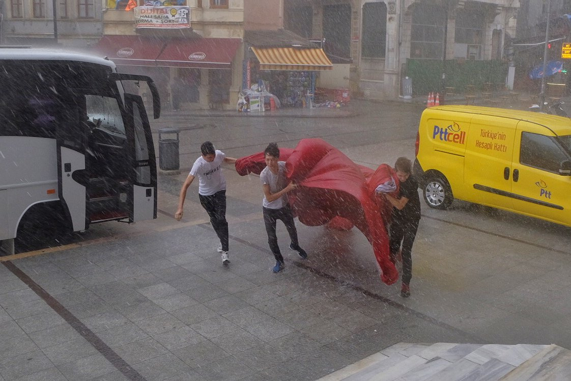 Dusen Bayragi Gencler Boyle Kaldirdi Internet Haber