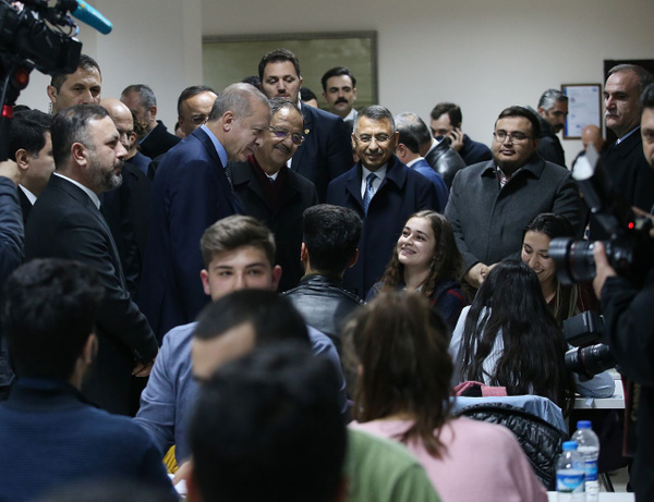 Cumhurbaşkanı Erdoğan millet kıraathanesinde gençlerle bir araya geldi - Sayfa 1