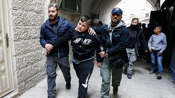 İsrail polisi Kudüs'te Filistinli aileyi zorla evinden çıkardı - Sayfa 1