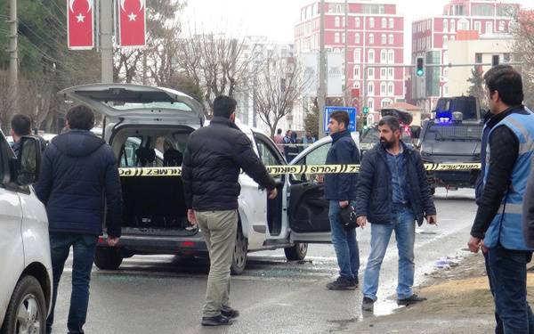 Mardin'de kırmızı ışıkta bekleyen araca silahlı saldırı: 1 ölü, 4 yaralı - Sayfa 1